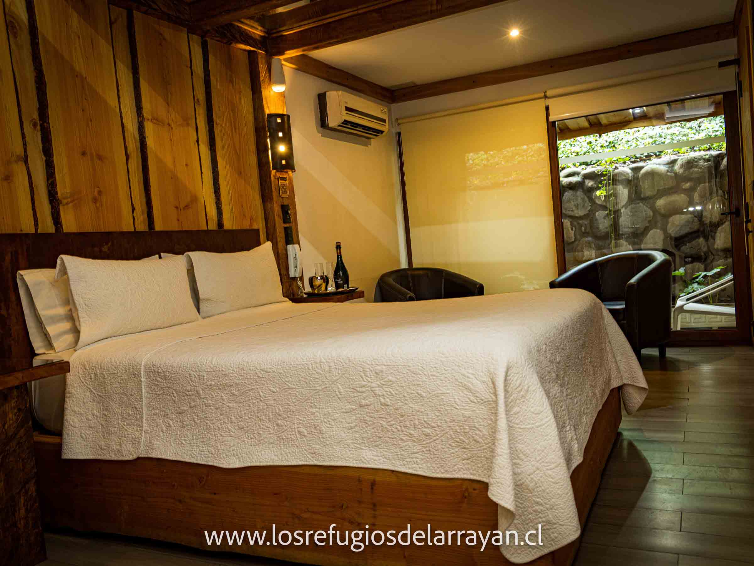 Habitación acogedora con cama grande y decoración de madera.