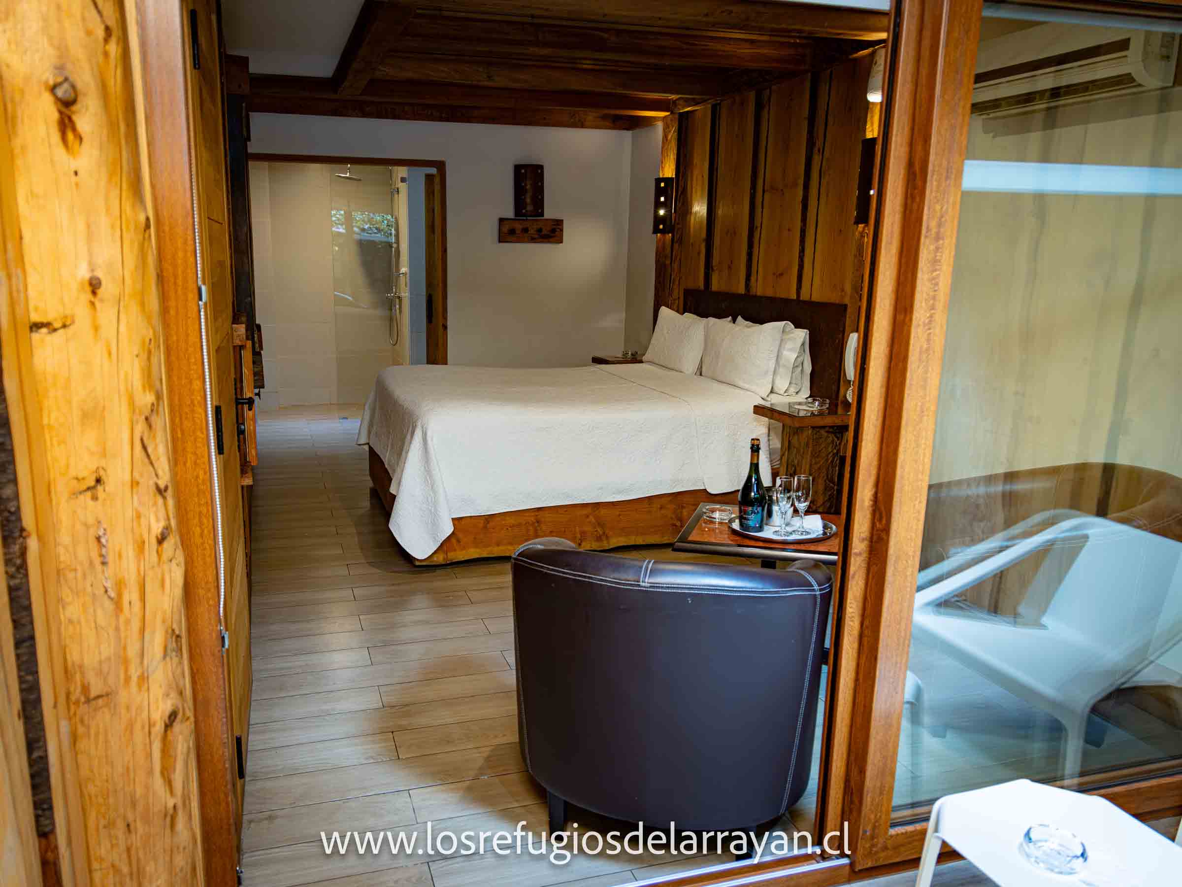 Habitación acogedora con cama grande y decoración en madera.